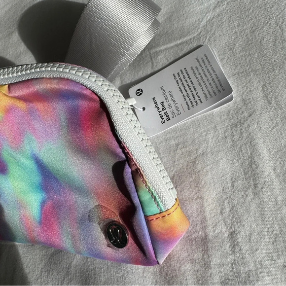 🆕 LAST ONE Lululemon Everywhere Belt Bag Prism Wash Multi Vapor - Picture 4 of 7